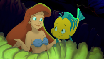 Чо гоните, у нее ракушки всегда были. С детства помню, хоть и смотрел один раз в 90-е.
И не лень же фотошопить ради мема.