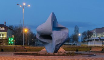 До сих пор и навечно этот памятник называется "Уши Андропова"