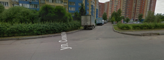 теплое с мягким - это как раз таки показывать знак, не имеющий к этой ситуации ваще никакого отношения.  
Еще раз - прилегающая территория не является дорогой, соответсвенно место дтп- это вообще не перекресток. Никаких знаков там нет, да и не должно быть. Поэотому не надо пытаться их там найти. 
У вас трудности с определением прилагеющей территории? Да, она определяется по обьектам и инфраструктуре. Ну тут уже водительская интуиция и Бог Вам в помощь, ибо любую ясную ситуацию можно довести до абсурда. Надеюсь, хоть здесь Вы видите вьезд на прилегающую территорию?