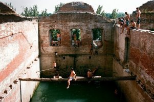 Это парамоновские склады !!!!! Не бани..!!!!