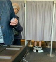 Ничего странного. Просто россиянец/хохол/американец/немец/... выражет свое волеизьявление и все, что он думает про политиков. Сначала бюллетенем надо подтереться, а уже потом бросить его в урну.