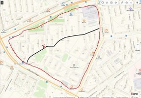 Красным выделена дворовая территория, крестом место ДТП. ЭТО ВСЕ ДВОРОВАЯ ПРИЛЕГАЮЩАЯ ТЕРРИТОРИЯ. И не важно, есть у длинной улицы название или нет. Нет знаков, нет разметки, одинаковое покрытие - по "помехе справа."