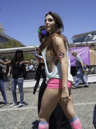 Как это ни странно, тут засвет не у передней девки, а у задней. У передней целый фотосет имеется