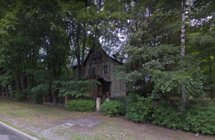 Какой у меня был хороший детский сад. Телефоны то не у всех были! И это я про домашние. Диких вообще тогда не было.

И никаких мешков не собирали, а домик до сих пор стоит. Вот здесь детский садик был (фото из Гугла):