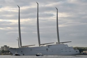 Такой корабль маловат даже в качестве спасательной шлюпки для такой сиротской яхточки.
Масштабы...