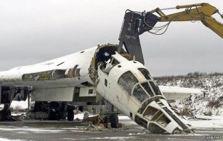 Ну и коммент продублирую раз пост задвоился

Что в руки к хохлам попало...... 

Ту-160 "Белый лебедь"
Всего выпущено 35 экземпляров.
При развале СССР украине досталось 19 - 11 из них тупо пустили на металлолом....