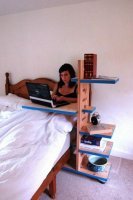 Как владелец наколенной подставки, сразу скажу - ваша "идея" - говно.



Дело в том, что не пройдёт и 10 минут, как у вас заломит копчик - потому что вы не сидите на полу*опиях, а опираетесь на часть с копчиком и чуть выше (полулёжа). А в другой позе у вас работать просто не получится, ибо полка фиксирована.
Категорически советую всем купить вот такой вариант:



Она ставится по краям тела, вы принимаете ЛЮБОЕ положение (скорее всего, лёжа на подушке) и выставляете угол подставки как угодно.