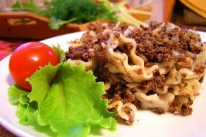 Макароны по-флотски   вкусное, сытное и что немаловажно легкое в приготовлении блюдо известное всем еще с детства. Основными составляющими этого блюда являются макароны, мясной фарш и лук, однако, многие добавляют еще томатную пасту, сыр, морковь, а также некоторые другие овощи.