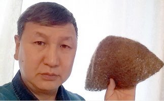 44-летний строитель Владимир Аммосов, житель Якутии, выставил на продажу единственную по его словам шапку из шерсти мамонта. Стоимость 10 000 долларов.