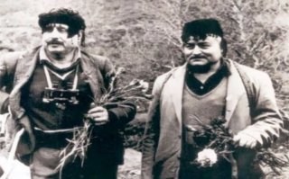 В Греции в 1946-49 была гражданская война. Левые и коммунисты партизаны против правого правительства, которое поддерживала сначала Британия, а потом США. В 1949 году, два партизана на острове Крит, вместо того чтобы сдаться, ушли в горы и стали скрываться. По всей стране рыскали отряды фашистов, и пойманных или сдавшився партизан часто расстреливали на месте. А в 1967 году власть захватила фашистская хунта, и сдаться стало вообще страшно - сразу отправили бы в концлагерь. В мачале 1975 года правительство обьявили амнистию всем участникам Гражданской войны, и они спустились с гор. Скрывались 26 лет.

Тогда же, в 1975 году, стали массово возвращаться в Грецию греки-партизаны и потомки партизан, в основном из Ташкента.