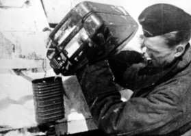 Была статья про них в Интернете. Сначала канистры, как на фото, придумали немцы. Дизайн оказался настолько удачный, что их скопировали американцы, а потом и британцы. Такие канистры до сих пор выпускаются, и в англоязычных странах называются jerry can, ну примерно фриц-канистра.