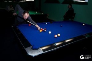 Хм. Вот стол для пула. И для карамболя (он с подогревом, кстати). Автор, я совсем цвета не различаю? Да, "все они проходят на «зеленом столе»" :)