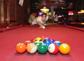 Почему сукно на бильярдном столе зеленого цвета?