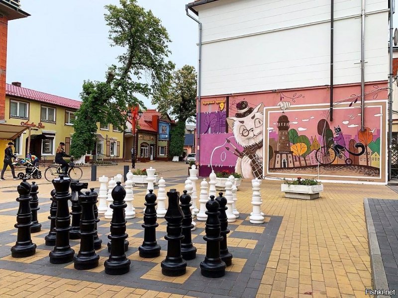 Прекрасные рисунки на глухих, скучных стенах, облезлых заборах только украшают любой город. Вот как не ругают администрацию нашего города, а за такие граффити на стенах только хвалят. Администрация наоборот зазывает художников для украшения стен. Каждая необыкновенная, интересная и становится достопримечательностью. И нам, жителям они очень нравятся и мы хотим ещё!