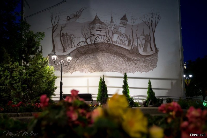 Прекрасные рисунки на глухих, скучных стенах, облезлых заборах только украшают любой город. Вот как не ругают администрацию нашего города, а за такие граффити на стенах только хвалят. Администрация наоборот зазывает художников для украшения стен. Каждая необыкновенная, интересная и становится достопримечательностью. И нам, жителям они очень нравятся и мы хотим ещё!