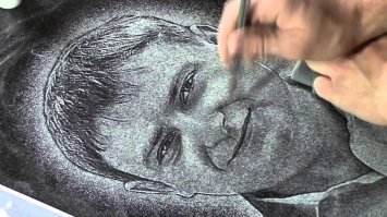 Ошибешься. Лично знаком с человеком которое это делает, и видел как он это делает.
Машины появились недавно, а глянь на кладбищах есть старые могильные камни с якобы фото, так вот тогда китайских принтеров еще не было.
Художник буквально выбивает рисунок пучками спиц, и от количества спиц в пучке, получаются разной насыщенности контуры и заполнения.
Наверно это будет для тебя открытием, но глянь видосик. Ну и диз тебе за диз)))