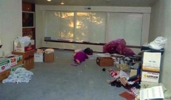 Фотографии, сделанные на месте преступления.

1 фото: гостиная первого этажа, у окна можно видеть тело Султаны Рефэй, вдоль стен - коробки с неразобранными вещами. 

2 фото: след кончика бейсбольной биты, оставленный в гипсокартонной стене при энергичном замахе. Убийца в двух местах повредил стены подобным образом. 

3 фото: малая гостиная первого этажа. На телевизоре находился видеомагнитофон, который убийца унёс с собою. Чтобы отключить видеомагнитофон, преступник развернул телевизор экраном к стенному шкафу.