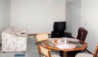 Фотографии, сделанные на месте преступления.

1 фото: гостиная первого этажа, у окна можно видеть тело Султаны Рефэй, вдоль стен - коробки с неразобранными вещами. 

2 фото: след кончика бейсбольной биты, оставленный в гипсокартонной стене при энергичном замахе. Убийца в двух местах повредил стены подобным образом. 

3 фото: малая гостиная первого этажа. На телевизоре находился видеомагнитофон, который убийца унёс с собою. Чтобы отключить видеомагнитофон, преступник развернул телевизор экраном к стенному шкафу.