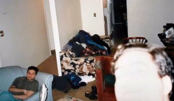 Несколько фотографий досуга Атифа и Себастиана. Последний, вооружившись костылями Басмы, весело шутит. Автор должен признаться, что шуточки с костылями инвалида вызвали некоторую оторопь. Впрочем, стоит ли удивляться, ведь яркая молодёжь - она такая яркая!