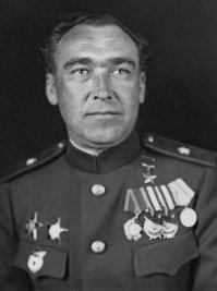 Шапошников Матвей Кузьмич.
Шапошников отказался выполнить приказ двинуть подчинённые ему танки на демонстрантов со словами: «Не вижу перед собой такого противника, которого следовало бы атаковать нашими танками». Во избежание случайных инцидентов Шапошников также приказал мотострелкам разрядить автоматы и карабины и сдать боеприпасы.
На вопрос, что было бы, если бы он подчинился приказу, и танки, стоявшие на мосту, атаковали демонстрантов, генерал Шапошников ответил: «Погибли бы тысячи».