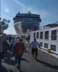 чисто поржать - это бежит капитан этого лайнера