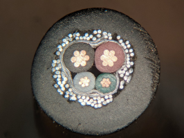 Обычный USB-кабель? почему он с броней из стальных жил?