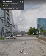 Кто-то спер ))
Если посмотреть дальше по улице, то виден знак окончания дороги с односторонним движением. А если смотреть в обратную сторону, то виден кирпич.