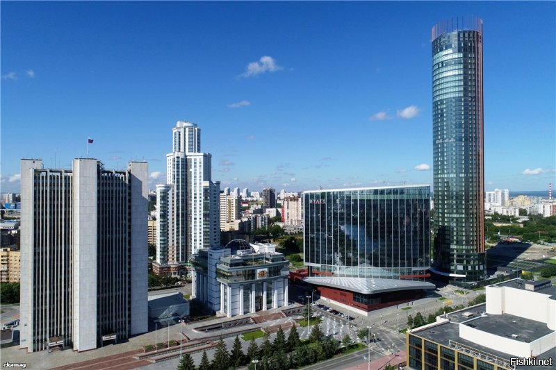 Ведь на фото Екатеринбург. Башня "Исеть" и отель Хаят