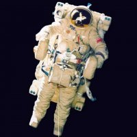 Шёл 1990-й год. Экипаж станции "Мир" в составе Александра Сереброва и Александра Викторенко испытывал во время выходов реактивный ранец - УСК, устройство спасения космонавтов. 
Прошло 29 лет...