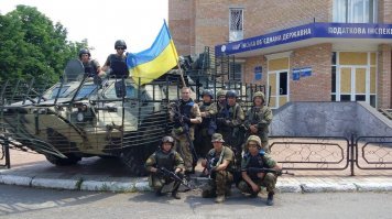 Недобитки бандеровские прячутся за спинами мирных жителей!
И даже не стесняются это демонстрировать!