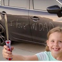 Я вчера в углу стояла,
Я наказана была.
А за что мне вдруг попало?
Так понять и не смогла.
Я на папиной «Тойоте»,
У стекла, ближе к рулю,
Нацарапала отверткой:
«Папа! Я тебя люблю!»
Нацарапала красиво
Фразу из красивых слов.
Разве это справедливо
Ставить в угол за любовь?

© Вячеслав Дединовский