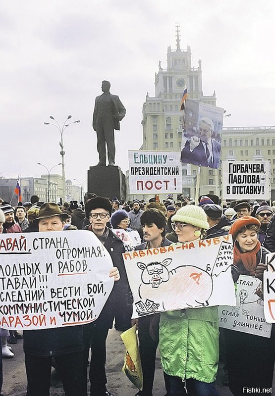 Давайте будем честными При Союзе Москва была самым обеспеченным городом СССР ,люди на выходные с ближайших регионов ездили туда за продуктами и прочими бытовыми вещами ,которых в регионах было не достать А вот с х.у.я. ли ,что в регионах меньше работали или"рожами"не вышли ?Это не справедливое распределение уже тогда вызывало некую неприязнь Ну и за "майдан"91 и прыжки за Алкаша отдельное"спасибо-уважуха" от всех регионов по жизни Москвичи то знали за что скачут,хуже жить не стали в отличие от все страны,так что живите с этим и не вопите о неприязни