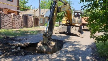 На улице Штыба в Таганроге снова прорвало канализационный коллектор. Коммунальная авария случилась утром 28 мая.

Не успели коммунальщики залатать прошлую яму на улице Штыба и положить 25 метров асфальта, как в нескольких метрах на той же улице случился очередной прорыв канализационного коллектора.

Как сообщили в водоканале, на этот раз авария произошла на участке коллектора диаметром 1 000 мм. На место выехала бригада, чтобы устранить последствия аварии и положить новое дорожное покрытие.

Пользователи активно обсуждают провалы в асфальте в Таганроге и ждут, когда власти города всерьез займутся решением этого наболевшего вопроса.