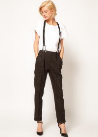 Я знаю еще один отличный способ, даже два! Правда оба несколько э ... винтажные!:)
1. Ремень!
"Датированные примерно 2000 годом до нашей эры глиняные клинописные таблички, повествующие о жизни правящей династии древнего Вавилона Хаммурапи, содержат в себе подробные описания процесса дубления кожи и изготовления из нее различных изделий, в том числе и ремней. Известно, что древние шумеры, ассирийцы и персы использовали ремни и пояса не только для удержания штанов. К ремню крепилось оружие, кошельки, пришивались потайные карманы."

2. Подтяжки! 

Впервые в Европе упоминания о подтяжках появились во время правления Людовика XIV. Выглядели подтяжки как перевязь для шпаги. Впоследствии подтяжки трансформировались в аксессуар для поддержания брюк. В Германии, на протяжении сотни лет подтяжки (помочи) являлись непременным элементом повседневной и выходной одежды.

Считается, что изобретателем подтяжек в нынешнем понимании был англичанин Альберт Торстон, который в 1820 году создал и начал продавать в своем лондонском магазине первые подтяжки, больше всего похожие на современные. Они крепились кожаными петлями к специальным пуговицам на внутренней или внешней стороне брюк. В Великобритании подтяжки ещё с тех времен называют словом «braces», в Америке же чаще используется вариант «suspenders». Компания Albert Thurston существует до сих пор.