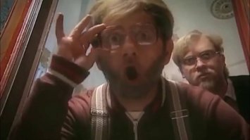 Кто водит эту машину, а кто это такой? Никак не узнать...