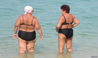 потому что молодые девки красивые и хорошенькие, у них отличные фигуры, нет складок и растяжек, сиськи не висят, нет бабских заморочек и цинизма, женщины в возрасте нелюбопытны, тяжелы на подъём, отягощены грузом прожитых лет и неудачными партнёрствами и болезнями. ни кто не хочет ездить на 25 летней машине, как минимум на 3х летней. выбор очевиден