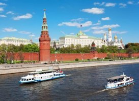 Не упомянут знаменитый и самый распространённый теплоход "Москва" выпускаемый Московским судостроительным заводом после знаменитого "Москвича". На фотографии они оба на встречных курсах.