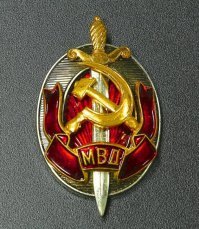 А вот и подтверждение того, что  Арни в КЖ играл КГБшника, а не МВДшника... ))) Теперь то понятно почему именно его в Штаты послали)))

Ниже гербы силовых структур СССР