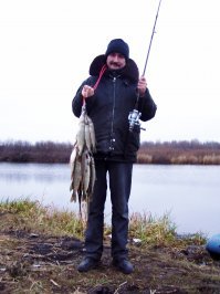 Рыбачил