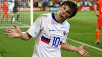 Футбольный арбитр случайно забил гол, а затем засчитал его