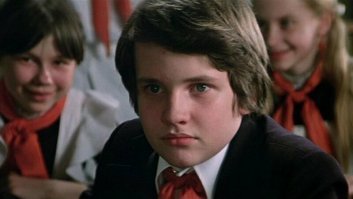 Родился в семье переводчика посольства СССР в Индии Олега Николаевича Волкова (род. 1940) и актрисы Натальи Николаевны Кустинской