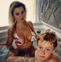 с мамкой в джакузи???