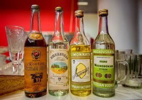 Госты были строги ..А вот интересно, почему такой водки  уже нет после развала СССР?
Какая вещь была .. Это самые популярные марки были в народе на праздниках и т.д. 
Запах и отрыжку до сих пор помню..Это не сейчас химией травишься дорогущей и не только..