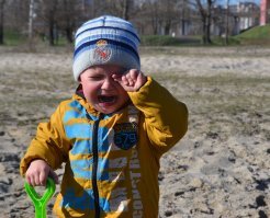 Классическое детское: выкопал в песке ямку не может унести её домой