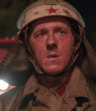 Эта ипанутая англосаксонская параша, во всех своих тупорылых фильмах про русских рисуют где надо и не надо красную звезду, хоть бы хохла какого в консультанты взяли, из за таких мелочей косячных, даже смотреть неохота, смех разбирает.