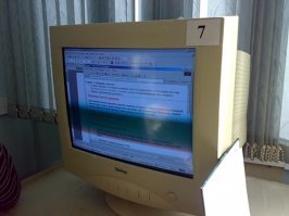 Такие мониторы мерцать должны, это же ЭЛТ! Частота обновления от силы 50 Гц, поэтому полоса такая темная на фото должна быть.