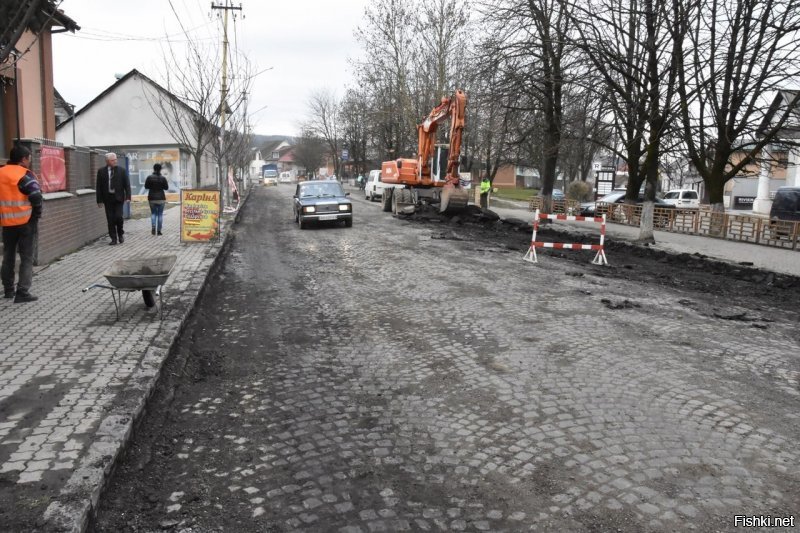 В городе Иршава (Закарпатье) работники дорожных служб под слоем асфальта обнаружили хорошую австрийскую дорогу.