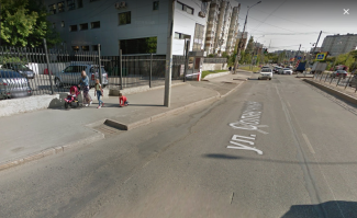 Взято с сайта  На видео видно, что Тойота влетела на перекресток буквально на последней секунде зеленого. В момент удара загорелся желтый. И остановилась Тойота не через 20 метров, как везде пишут, а через 53 (Яндекс Карты, линейка), да и невооруженным взглядом видно, что очень далеко от перекрестка, пробив при этом два колеса. Астон Мартин тоже должен был дождаться, когда вместо двух работающих сигналов - зеленого прямо и зеленой стрелки налево, будет гореть только стрелка налево. Не дождался 1 секунды. Цена секунды - жизнь человека.