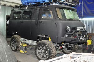 Странно, что никто не выкупил патент, или чертежи с авторским правом, чтоб на базе современных производственных мощностей, выпустить ограниченную серию таких машин, на новых моторах и узлах подвески. Ну и слегка дизайн "прилизать" под современность и электроники докинуть. Думаю, на одних предзаказах уже можно будет разбогатеть. 
Будь я богатым.. ну, омерзительно богатым совладельцем какого-нить автомобильного концерна, я б рискнул сделать такой смелый шаг.  Я б даже на УАЗ если был хоть кем-то, давно бы начал буханки клепать заряженные и доведённые до ума. и продавать их по 35 килобаксов всем страждующим.