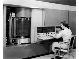 Странно, мне компы 60-х всегда так представлялись, как на фото ниже... Хотя я не такой уж большой специалист в этой области.

Большая часть фото похоже 70-80-х годов